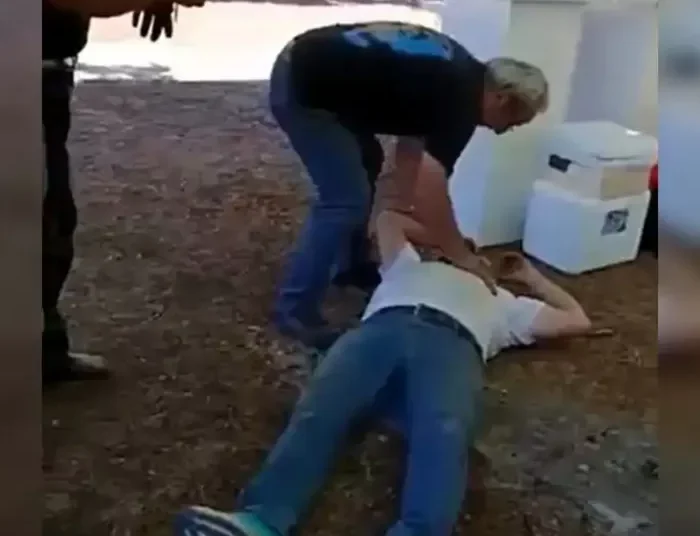 Πρωτοφανές επεισόδιο: Ιερέας και πρόεδρος χωριού «πιάστηκαν στα χέρια» έξω από την εκκλησία!