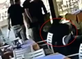 Μέλος της μαφίας ξυλοκοπεί άγρια άνδρα μέσα σε εστιατόριο μπροστά σε πελάτες που παρακολουθούν τρομοκρατημένοι