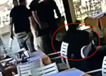 BINTEO Μέλος της μαφίας ξυλοκοπεί άγρια άνδρα μέσα σε εστιατόριο μπροστά σε πελάτες που παρακολουθούν τρομοκρατημένοι