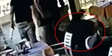 Μέλος της μαφίας ξυλοκοπεί άγρια άνδρα μέσα σε εστιατόριο μπροστά σε πελάτες που παρακολουθούν τρομοκρατημένοι