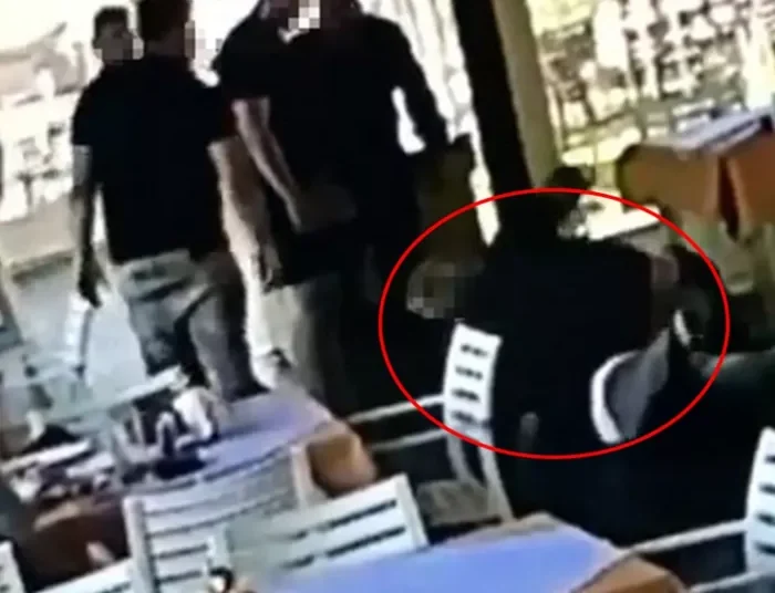 BINTEO Μέλος της μαφίας ξυλοκοπεί άγρια άνδρα μέσα σε εστιατόριο μπροστά σε πελάτες που παρακολουθούν τρομοκρατημένοι