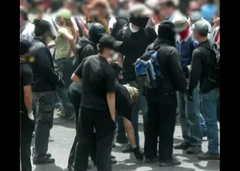 Θρίλερ: 2χρονο κοριτσάκι εγκλωβίστηκε σε Ι.Χ. όταν «μπλόκαραν» οι κλειδαριές