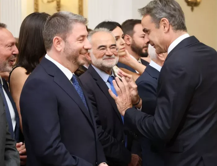 Τα παραλειπόμενα από το Προεδρικό: Οι διάλογοι των αρχηγών, οι «εκλογές τον Μάιο» και τα χαμόγελα Μητσοτάκη-Ανδρουλάκη, δείτε βίντεο και φωτογραφίες