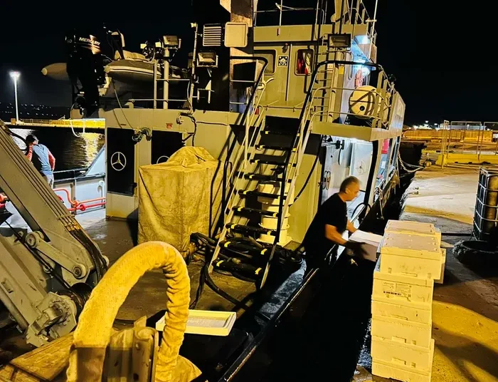 Έκλεψαν 860 κιλά ψάρια από τις ιχθυοκαλλιέργειες – Το «λαβράκι» του Λιμενικού και οι περιπετειώδεις συλλήψεις | Photos