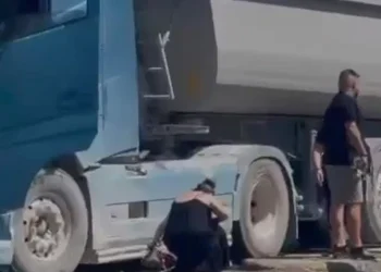 Ηλικιωμένος εγκλωβίστηκε κάτω από τις ρόδες νταλίκα – Υπέκυψε στα τραύματά του
