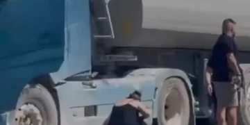 Ηλικιωμένος εγκλωβίστηκε κάτω από τις ρόδες νταλίκα – Υπέκυψε στα τραύματά του