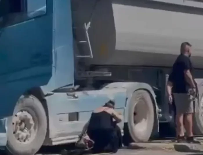 Ηλικιωμένος εγκλωβίστηκε κάτω από τις ρόδες νταλίκα – Υπέκυψε στα τραύματά του