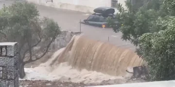 Κακοκαιρία στη Μάνη: Κεραυνός χτύπησε γυναίκα μέσα σε αυτοκίνητο – Πλημμύρισαν σπίτια και δρόμοι