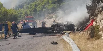 Σύγκρουση δύο ελικοπτέρων στο πύρινο μέτωπο της δυτικής Αττικής – BINTEO – Δύο μέλη των πληρωμάτων εντοπίστηκαν σώοι και δύο χωρίς τις αισθήσεις τους