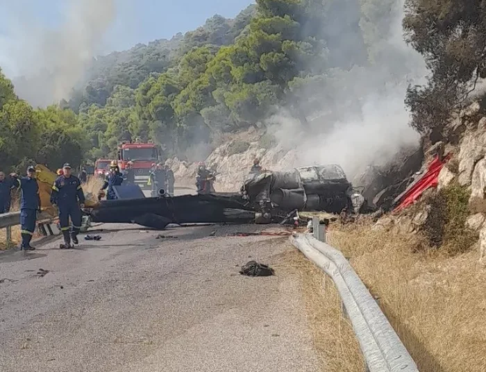 Σύγκρουση δύο ελικοπτέρων στο πύρινο μέτωπο της δυτικής Αττικής – BINTEO – Δύο μέλη των πληρωμάτων εντοπίστηκαν σώοι και δύο χωρίς τις αισθήσεις τους