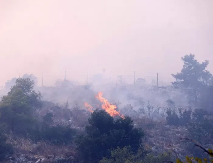 Συνεχίζουν να επιχειρούν δυνάμεις της πυροσβεστικής στο Ρέθυμνο – Ακόμα δεν υπάρχει εναέρια συνδρομή