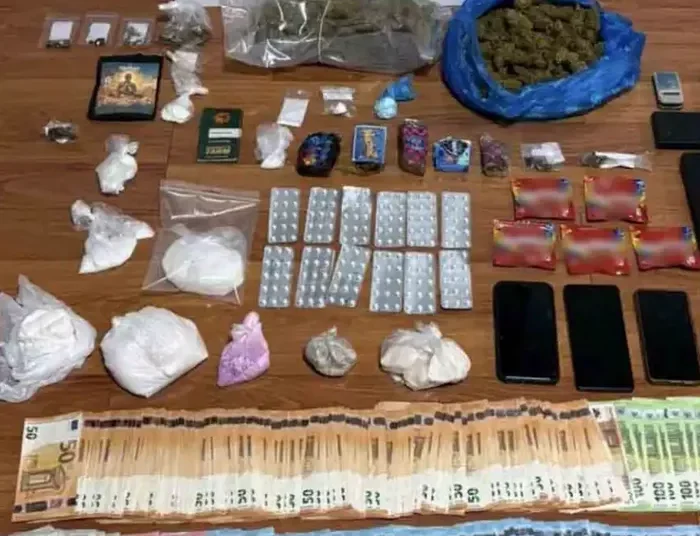 Ψυχολόγος σε κύκλωμα διακίνησης ναρκωτικών – Λαϊκή τραγουδίστρια ήταν μεταξύ των «πελατών»