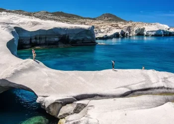 7 τοπία στα ελληνικά νησιά που μοιάζουν από άλλο πλανήτη