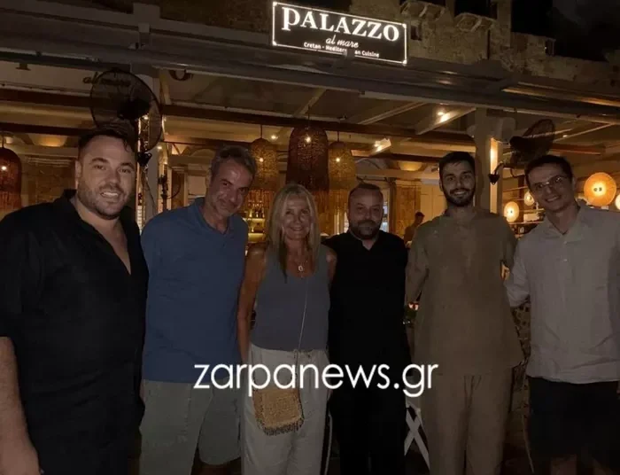 Συνεχίζει τις διακοπές του ο Μητσοτάκης – Δείπνο με καλοκαιρινό λουκ στο Ενετικό Λιμάνι των Χανίων