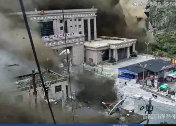 Εικόνες βιβλικής καταστροφής στο Νεπάλ-  Η στιγμή που τα νερά σαρώνουν τα πάντα