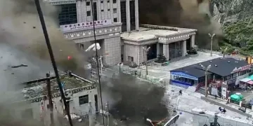Εικόνες βιβλικής καταστροφής στο Νεπάλ-  Η στιγμή που τα νερά σαρώνουν τα πάντα