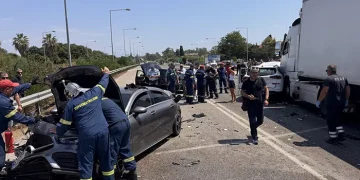Φορτηγό παρέσυρε 3 ΙΧ – Οκτώ τραυματίες και ουρές χιλιομέτρων στη σήραγγα Ακτίου