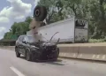 Βίντεο: Λάστιχο εκτός ελέγχου χτυπά SUV