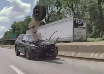Βίντεο: Λάστιχο εκτός ελέγχου χτυπά SUV