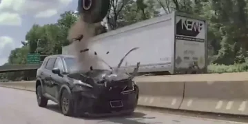 Βίντεο: Λάστιχο εκτός ελέγχου χτυπά SUV