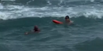 Καρέ-καρέ η μάχη ναυαγοσώστη με τα κύματα για να σώσει κολυμβήτρια