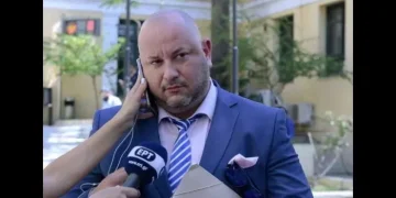 Συνελήφθη στη Βούλα ο δικηγόρος Ανδρέας Θεοδωρόπουλος: Καταγγελία για ενδοοικογενειακή βία σε βάρος του γιου του σε live μετάδοση στο TikTok