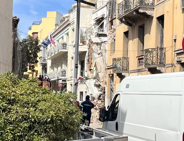 Τραγωδία στην Πλάκα: Νεκρή ανασύρθηκε Αμερικανίδα τουρίστρια από τα συντρίμμια – Συνεχίζεται η μάχη για τους υπόλοιπους 5 αγνοούμενους