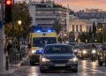 Έρχεται ασθενοφόρο πίσω σου και έχεις κόκκινο. Προχωράς;