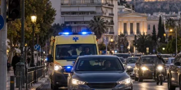 Έρχεται ασθενοφόρο πίσω σου και έχεις κόκκινο. Προχωράς;