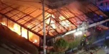 Καταστράφηκε πολυκατοικία στη Νέα Ιωνία μετά από φωτιά – «Βγήκαμε στην ταράτσα για να σωθούμε», βίντεο από το φλεγόμενο κτήριο