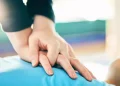 Κατέρρευσε έξω από σχολείο διευθύντρια Γυμνασίου – Την επανέφεραν με ΚΑΡΠΑ