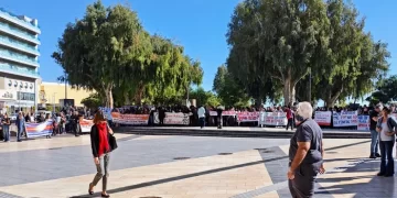 Σε εξέλιξη η πανεκπαιδευτική κινητοποίηση στο Ηράκλειο με εκπαιδευτικούς, μαθητές, φοιτητές και υγειονομικούς