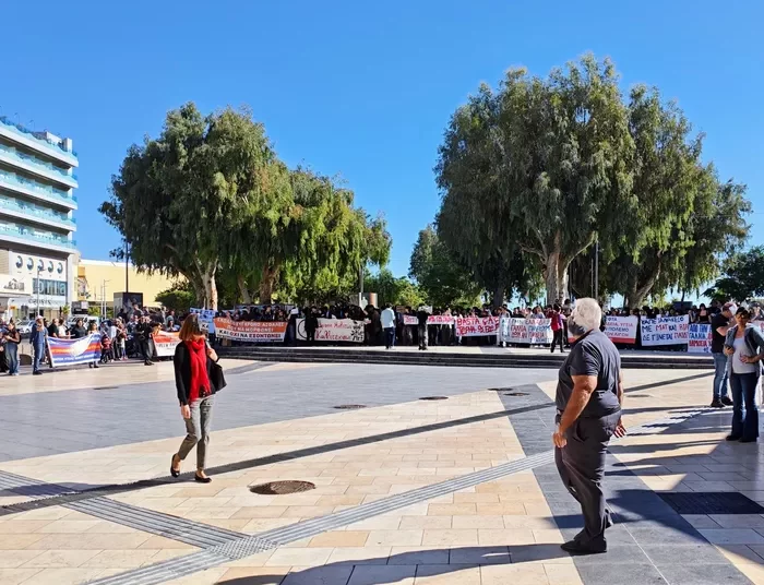 Σε εξέλιξη η πανεκπαιδευτική κινητοποίηση στο Ηράκλειο με εκπαιδευτικούς, μαθητές, φοιτητές και υγειονομικούς