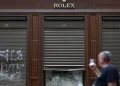 Ανελέητο πλιάτσικο στη Γαλλία: Θρύψαλα οι χλιδάτες βιτρίνες των Louis Vuitton, Hermès, Rolex, Apple, Galeries Lafayette