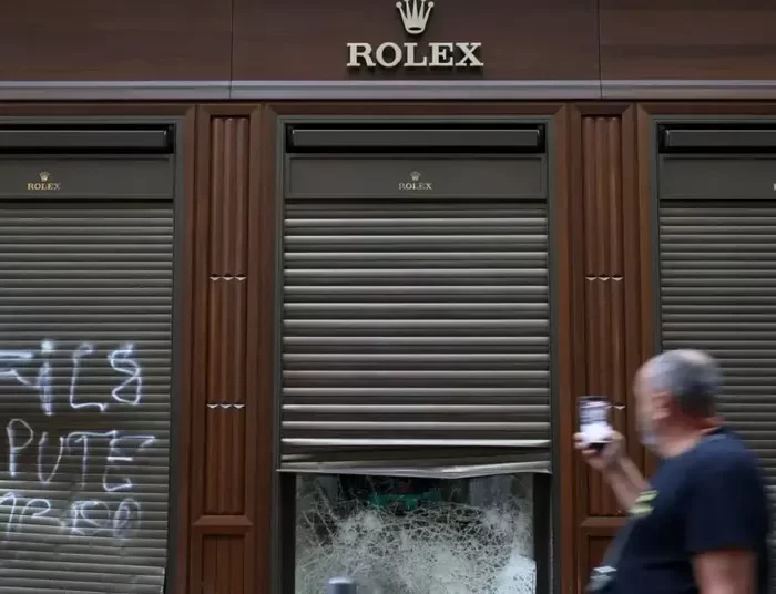 Ανελέητο πλιάτσικο στη Γαλλία: Θρύψαλα οι χλιδάτες βιτρίνες των Louis Vuitton, Hermès, Rolex, Apple, Galeries Lafayette