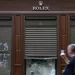 Ανελέητο πλιάτσικο στη Γαλλία: Θρύψαλα οι χλιδάτες βιτρίνες των Louis Vuitton, Hermès, Rolex, Apple, Galeries Lafayette