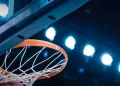 Τη βρήκε αρκουδάκι δύο μόλις κιλών, χωρίς τη μαμά της – Την υιοθέτησε και τώρα είναι αχώριστοι
