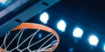 Τη βρήκε αρκουδάκι δύο μόλις κιλών, χωρίς τη μαμά της – Την υιοθέτησε και τώρα είναι αχώριστοι