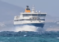 Μάχη με τα κύματα για το Blue Star Naxos: Δραματική πρόσδεση στο λιμάνι της Νάξου  [Βίντεο]