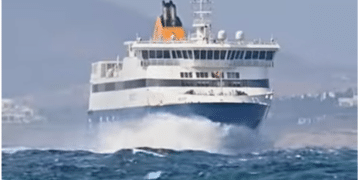 Μάχη με τα κύματα για το Blue Star Naxos: Δραματική πρόσδεση στο λιμάνι της Νάξου  [Βίντεο]