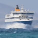 Μάχη με τα κύματα για το Blue Star Naxos: Δραματική πρόσδεση στο λιμάνι της Νάξου  [Βίντεο]